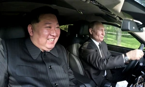 Președintele Rusiei Vladimir Putin și Kim Jong Un președinte Coreea de Nord se plimbă cu limuzina rusească FOTO EPA