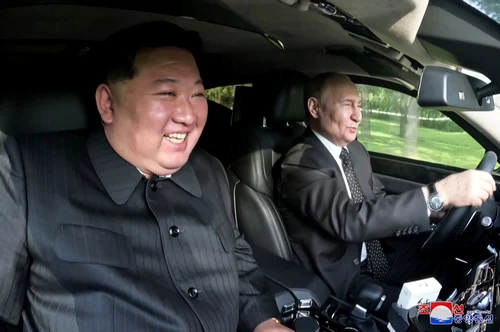 Președintele Rusiei Vladimir Putin și Kim Jong Un președinte Coreea de Nord se plimbă cu limuzina rusească FOTO EPA