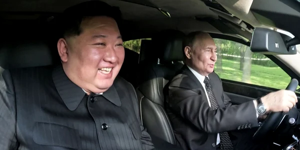 Președintele Rusiei Vladimir Putin și Kim Jong Un președinte Coreea de Nord se plimbă cu limuzina rusească FOTO EPA