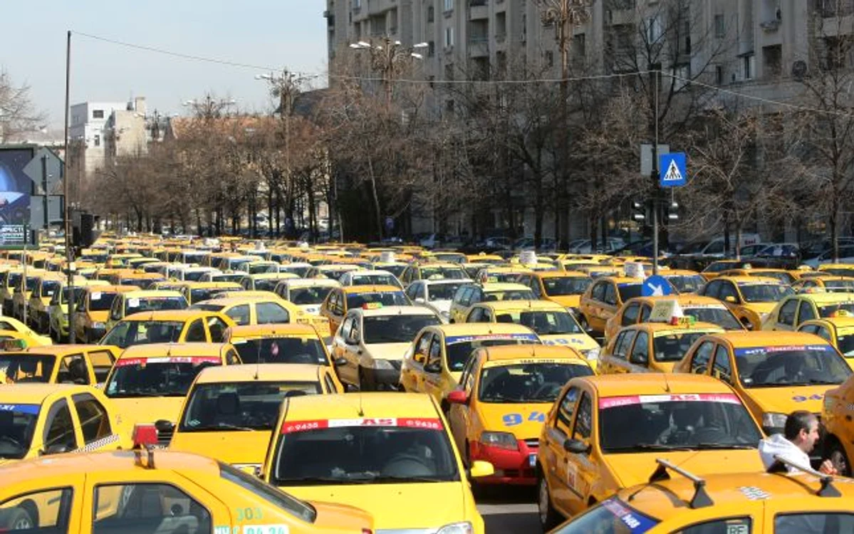 
    Taximetriștii au protestat de mai multe ori în Piața VictorieiFOTO: adevarul.ro  