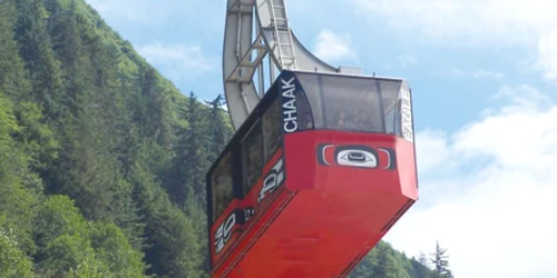 Cabina „tramvaiului“ seamănă cu un teleferic, dar are o capacitate de 40 de pasageri