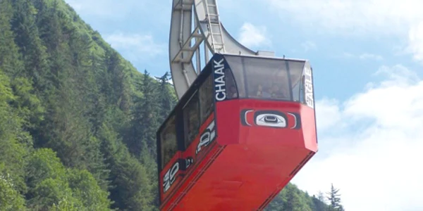 Cabina „tramvaiului“ seamănă cu un teleferic, dar are o capacitate de 40 de pasageri