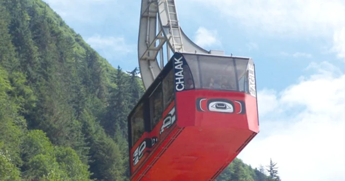 Cabina „tramvaiului“ seamănă cu un teleferic, dar are o capacitate de 40 de pasageri