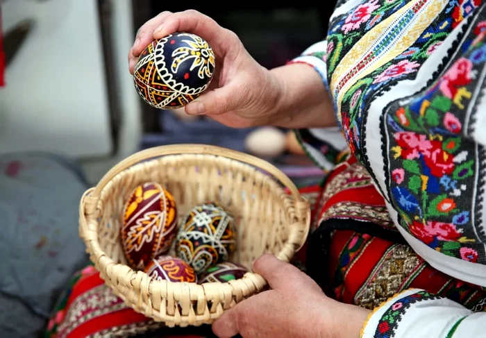 Tehnica încondeierii ouălor datează de generaţii la Jitia FOTO: Centrul Cultural Vrancea