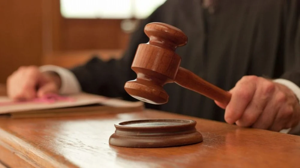 Doi bărbaţi, trimişi în judecată pentru o evaziune fiscală de aproape 20 de milioane de lei. Au vândut peste 2.300 de maşini fără să declare veniturile