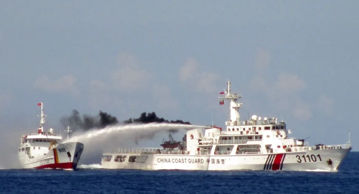 Un vas chinezesc foloseşte tunul cu apă contra unui nave de patrulare vietnameze în Marea Chinei de Sud, lângă Arhipelagul Paracel FOTO 
Reuters