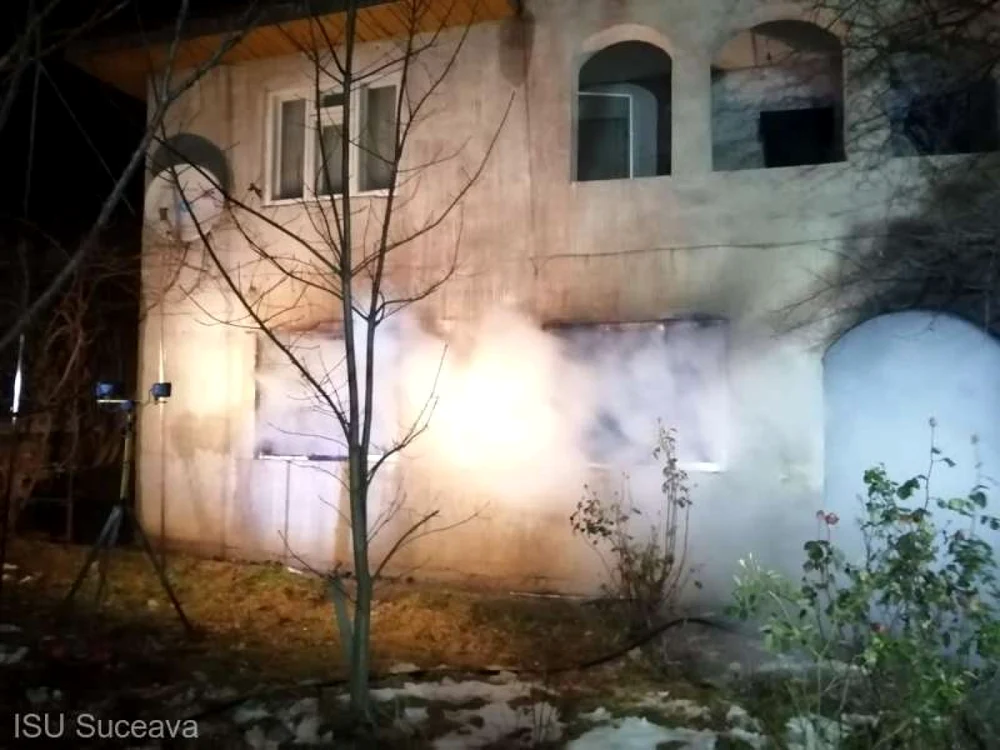 Incendiul a fost cu greu stins de pompierii suceveni FOTO ISU Suceava