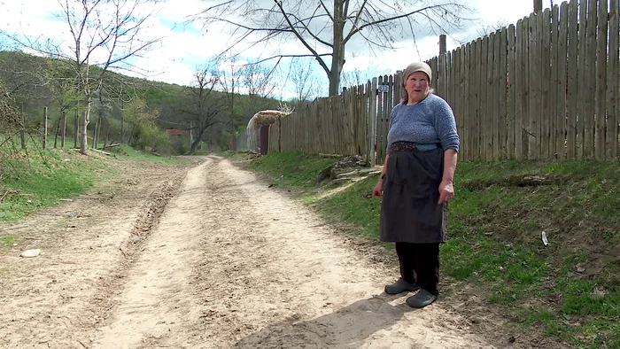 Maria Rotea locuiește la margine de sat. FOTO I. Bunilă