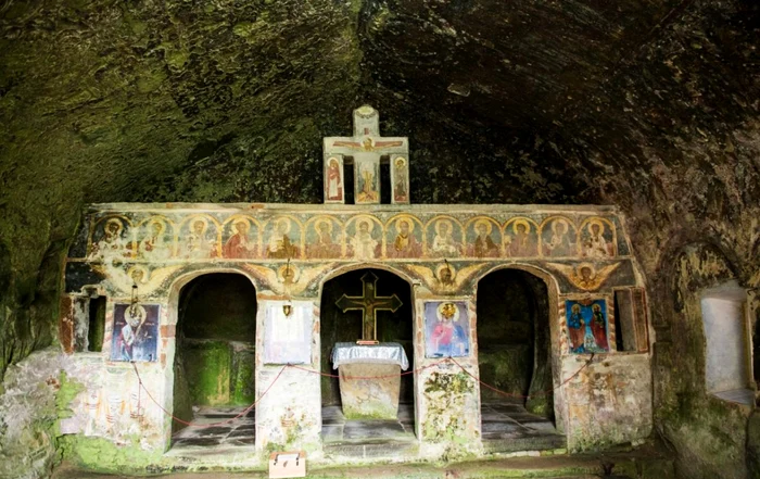 Interiorul faimoasei mănăstiri rupestre din comuna Corbi FOTO Arhiepiscopia Argeșului și Muscelului