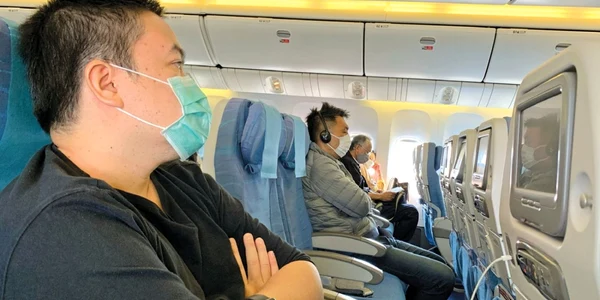 Pasageri cu masca in avion FOTO Shutterstock 