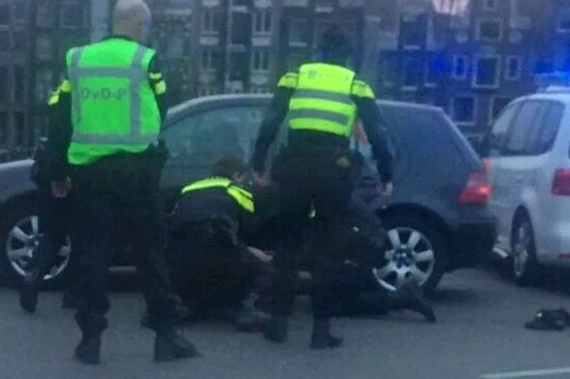 
    Trei suspecţi au fost arestaţi în AmsterdamFoto: Twitter  