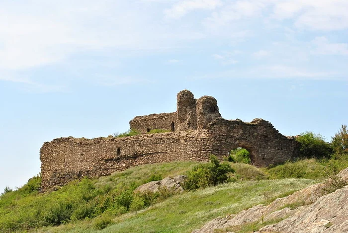 Cetatea Şiriei, locul de unde se spune că pleacă tuneluri lungi de zeci de kilometri