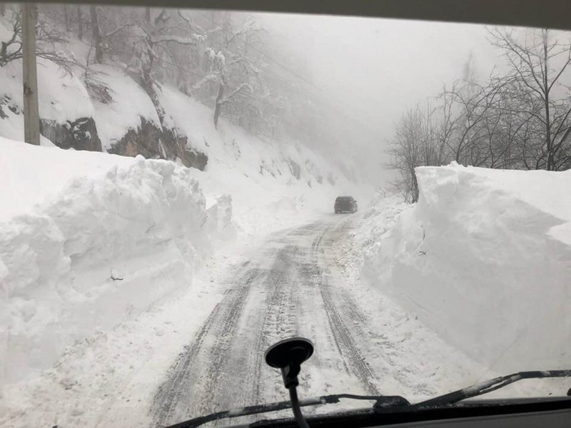 Doi turişti polonezi, surprinşi de o avalanşă în munţii Rodnei; unul dintre ei a fost rănit