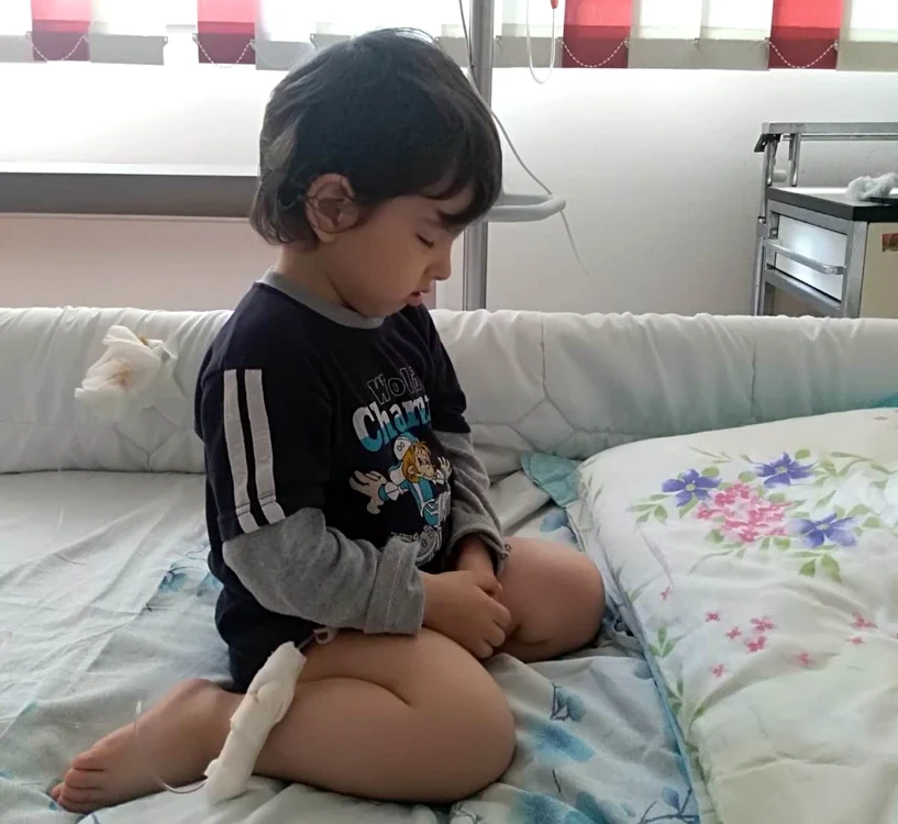 
    Darius așteaptă de pe un pat de spital o minune care să-l ajute să trăiască  