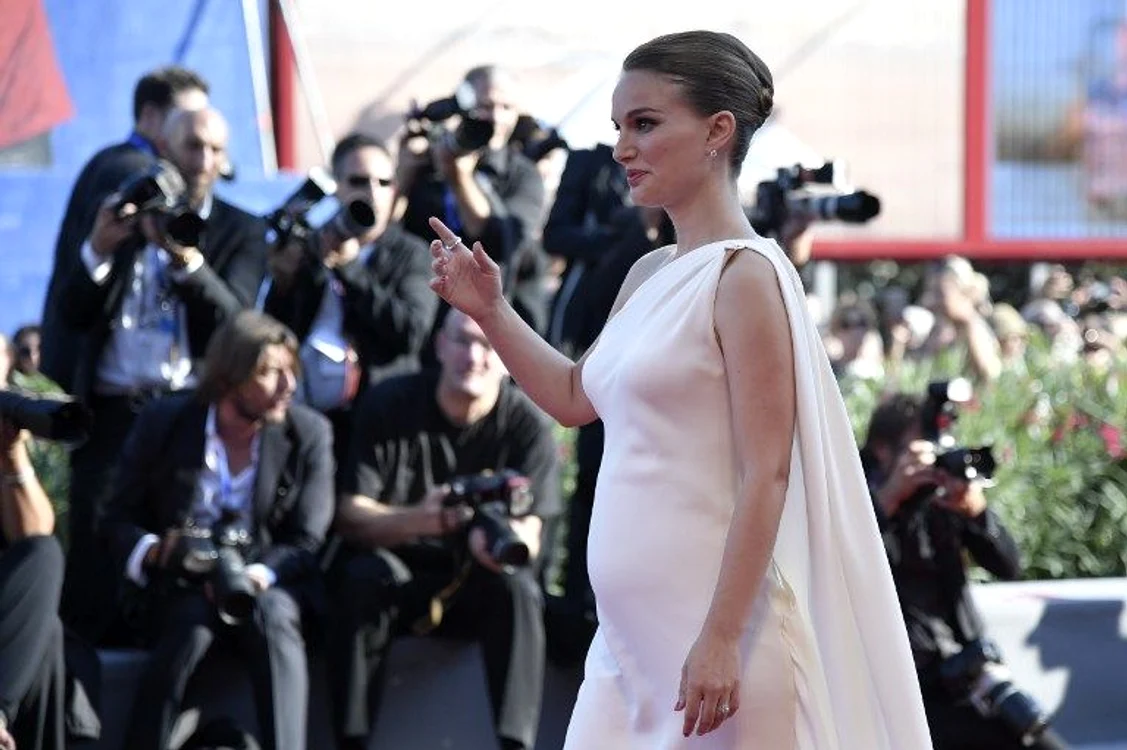 
    Natalie Portman și-a arătat burtica pe covorul roșuFoto: AFP  