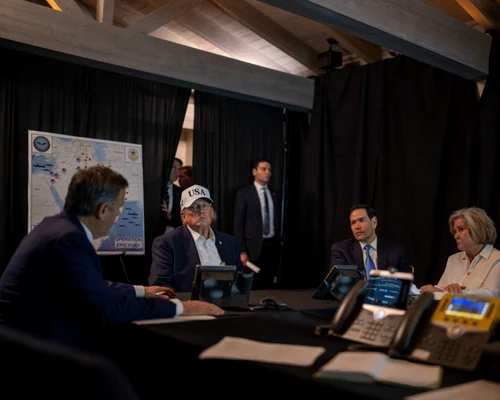 Donald Trump a monitorizat atacul asupra Iranului de la Mar a Lago foto profimedia jpg