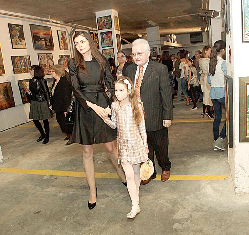 După divorțul  de Moni, Irinel  a rămas să aibă  grijă de Irina