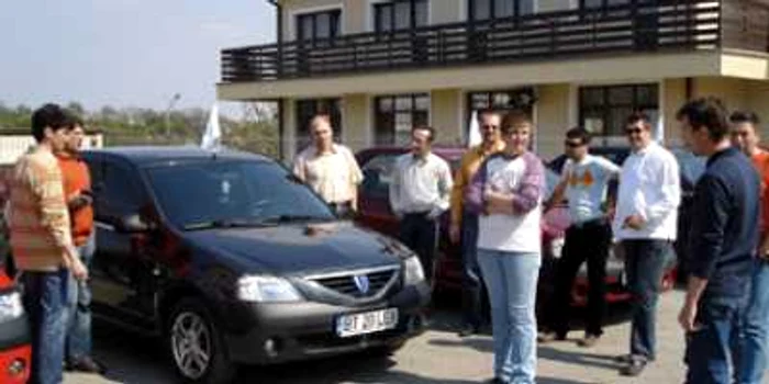 Botoşani: Prietenii la clubul posesorilor de Logan (GALERIE FOTO)