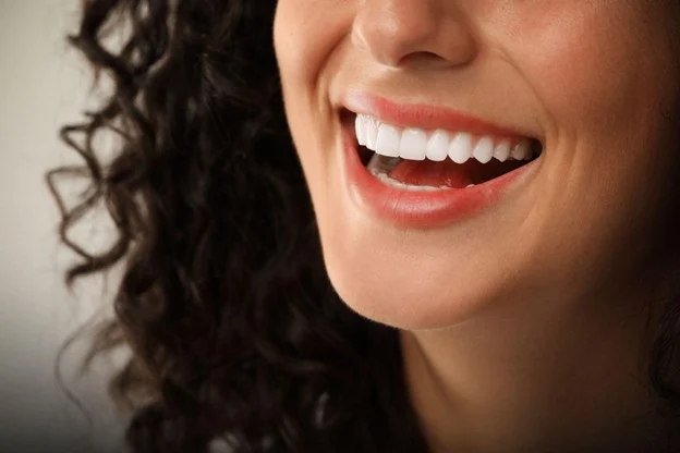 Când frumusețea începe cu sănătatea: legătura invizibilă dintre dinți, corp și încrederea în sine