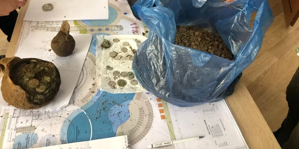 Tezaur monetar descoperit de doi căutători de comori cu detectoare de metal la Vlădeşti - Vâlcea - monede de argint din sec XVI Foto Adevărul - credit Adrian Cosac