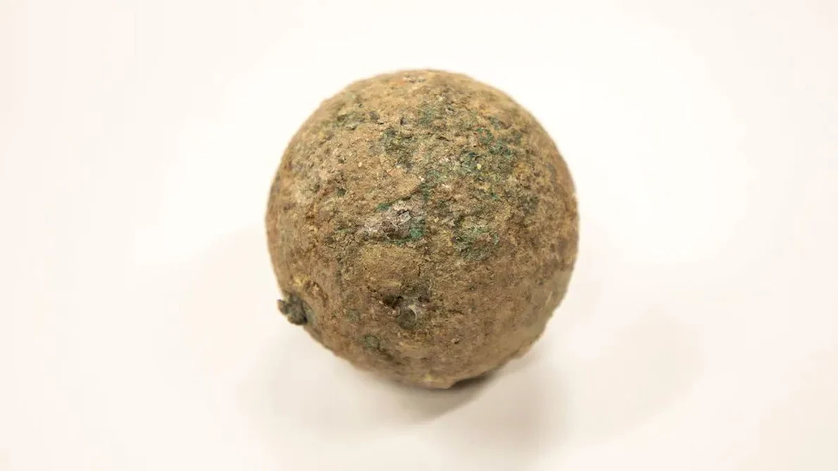 Ghiuleaua descoperită este din bronz și probabil a fost folosită de armata mexicană (© Alamo Trust, Inc.)