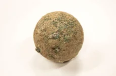 Ghiuleaua descoperită este din bronz și probabil a fost folosită de armata mexicană  (© Alamo Trust, Inc.)