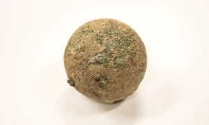 Ghiuleaua descoperită este din bronz și probabil a fost folosită de armata mexicană  (© Alamo Trust, Inc.)