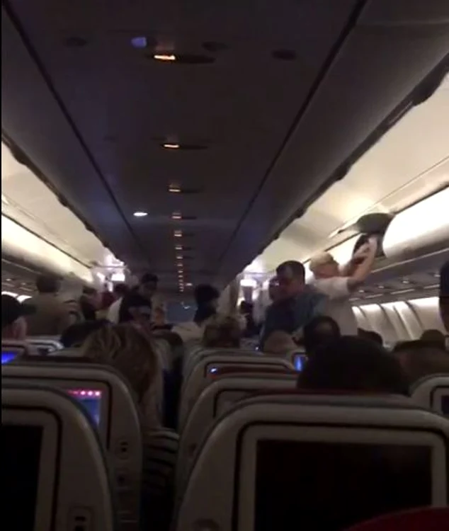 Pasagerii cursei Istanbul-București au devenit agitați când au văzut că pe pistă au ajuns polițiști, pompieri și medici