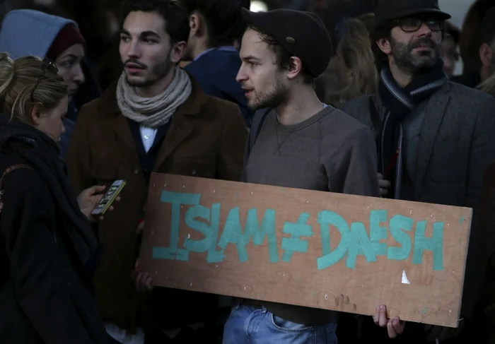 Musulmani din Beirut (Liban) îşi manifestă solidaritatea cu victimele atacului comis în redacţia „Chalie Hebdo” FOTO AP