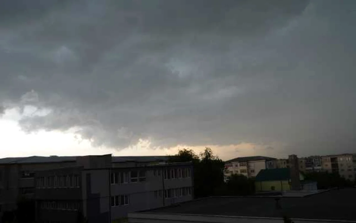 Specialiştii au emis noi atenţionări de furtuni FOTO Adevărul