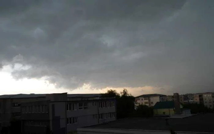 Specialiştii au emis noi atenţionări de furtuni FOTO Adevărul