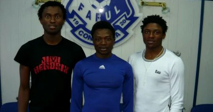 Nigerianul Henry (stânga) a făcut infarct în timpul unui meci de fotbal din Liga a II-a