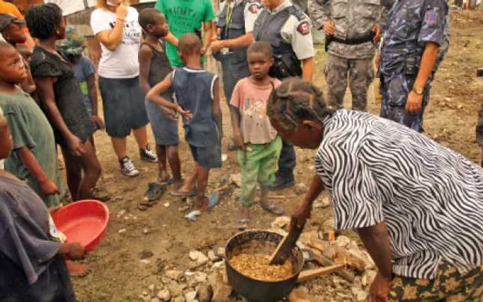 Voluntarii şi localnicii împart puţinele alimente pe care le au