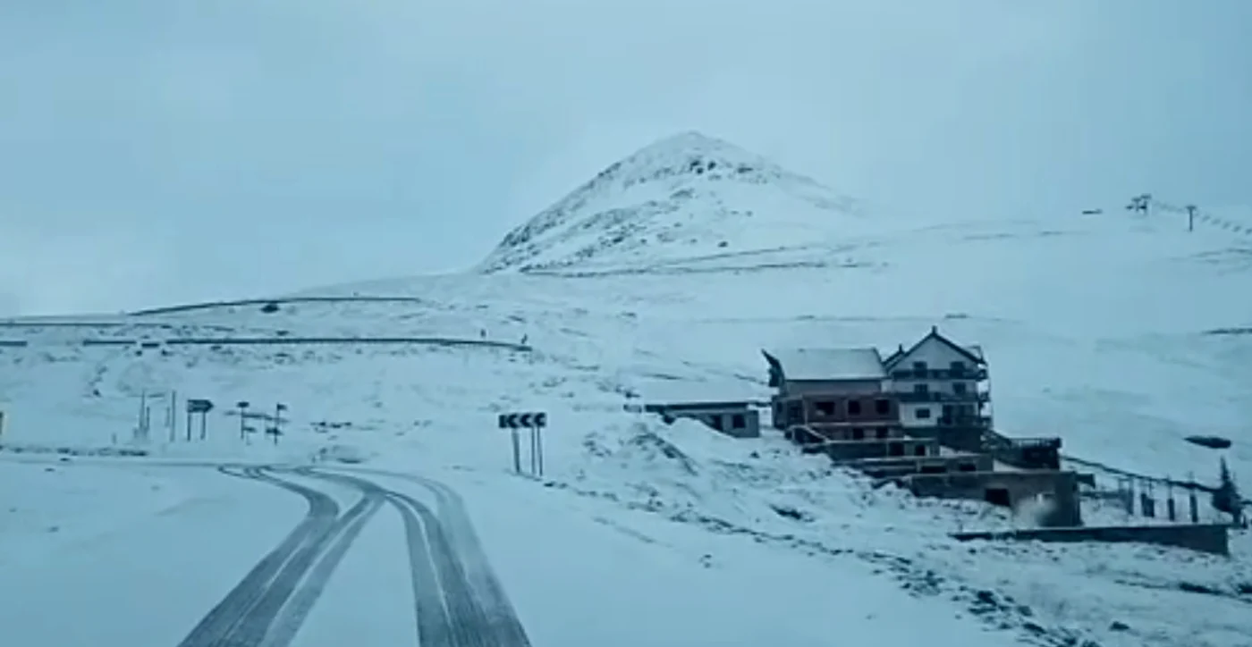 Lucrătorii de la Drumurile Naționale au intervenit cu un utilaj pe Transalpina Foto: Captură DRDP 
