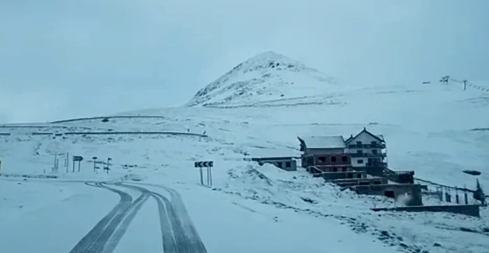 Lucrătorii de la Drumurile Naționale au intervenit cu un utilaj pe Transalpina Foto: Captură DRDP 