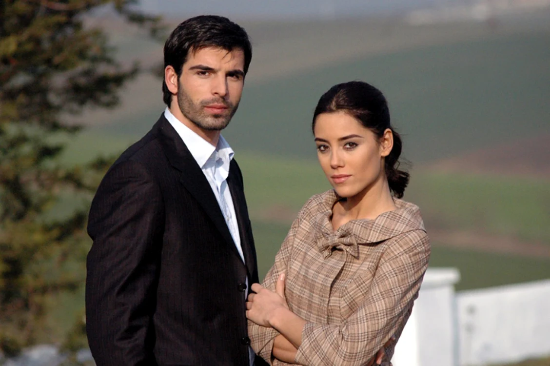 Cansu Dere şi Mehmet Akif Alakurt sunt protagoniştii serialului „Puterea destinului“ FOTO Pro TV