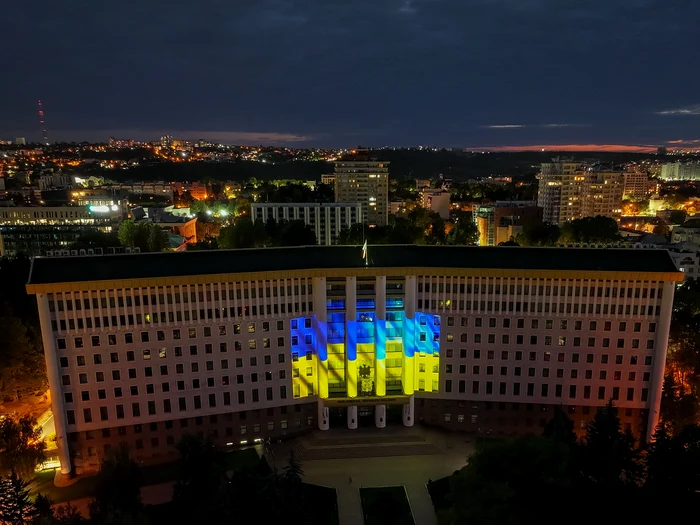 Parlamentul moldovean a fost iluminat în culorile steagului ucrainean. FOTO: Multimedia.parlament.md