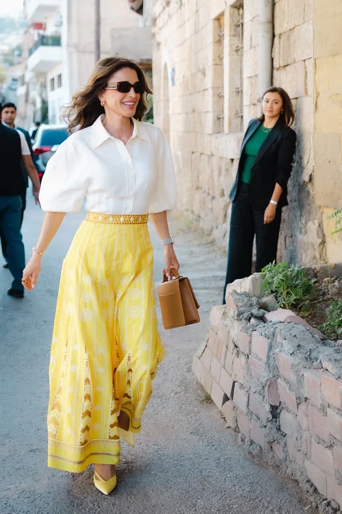 Regina Rania a transformat cămașa albă în item regal. FOTO: Profimedia