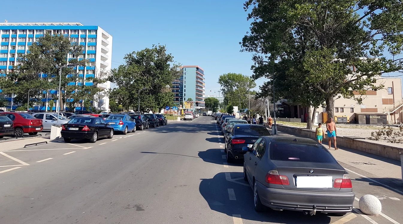 
    Locurile de parcare  din Mamaia, puține  și scumpe Foto: adevarul.ro  