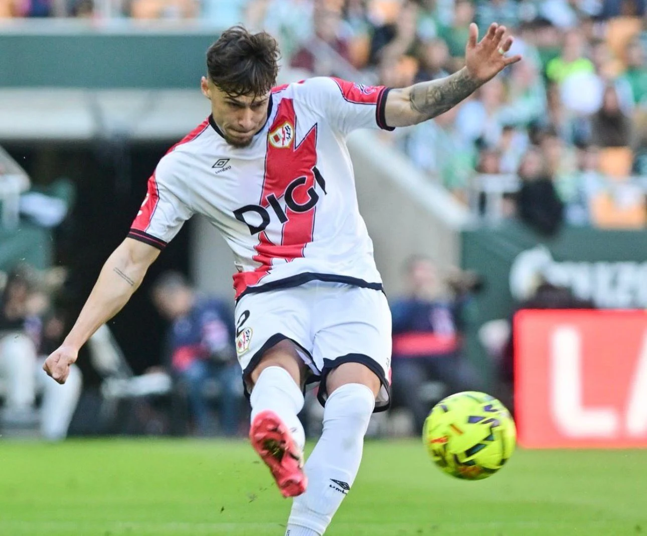 „Un gigant împotriva giganților”. Andrei Rațiu i-a lăsat pe spanioli cu gura căscată, după ce a contribuit decisiv, din nou, la victoria lui Rayo Vallecano