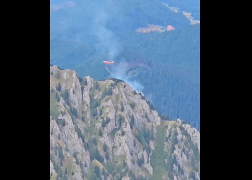 Două elicoptere Black Hawk intervin pentru stingerea incendiilor de pădure din Masivul Bucegi şi Vâlcea VIDEO