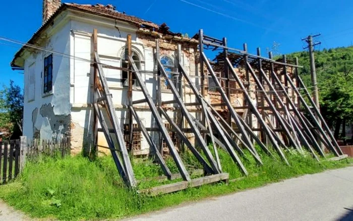 Casa-monument istoric din Roşia Montană este susţinută de bârne pentru a nu se prăbuşi. Foto: INP