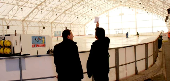 Primarul Dragomir ţine neapărat să le ofere posibilitatea de a patina la ei în oraş brăilenilor care vor cu adevărat asta   FOTO Florentin Coman