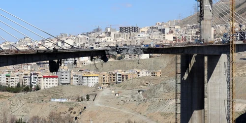 SUA au distrus cel mai înalt pod din Iran FOTO EPA EFE jpg