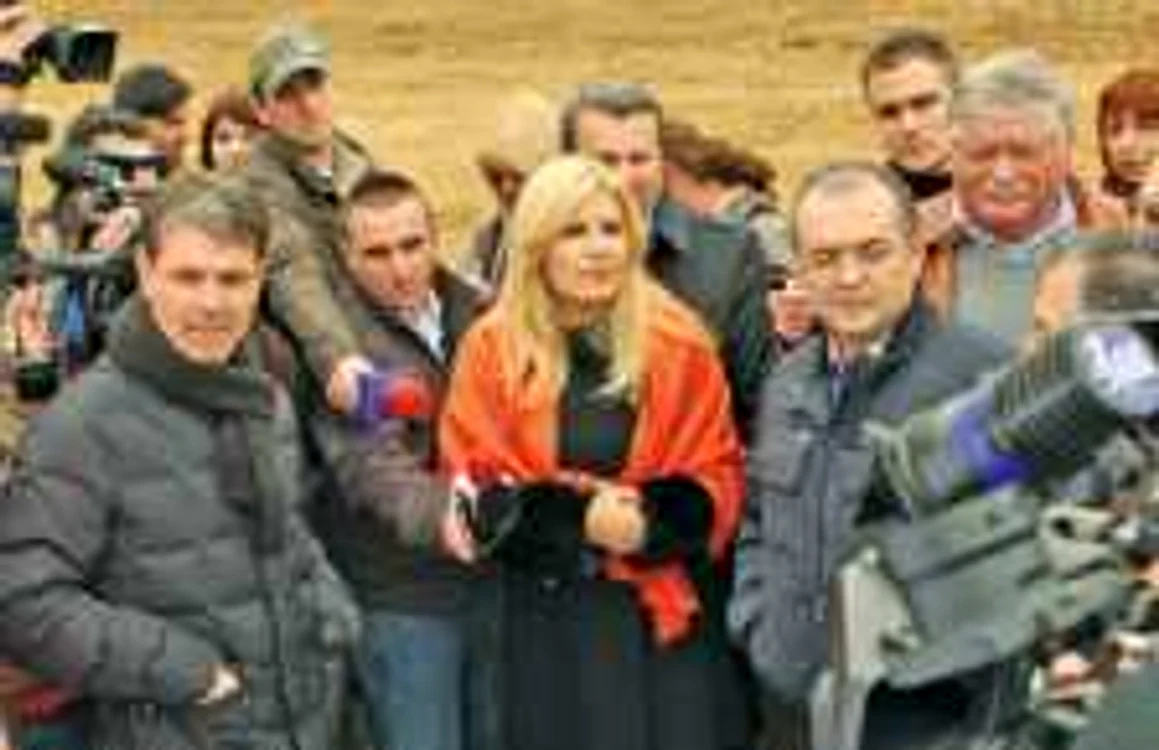 Elena Udrea nu ratează nicio inaugurare de şantier, dar Comisia Europeană a suspendat plăţile pentru infrastructură  