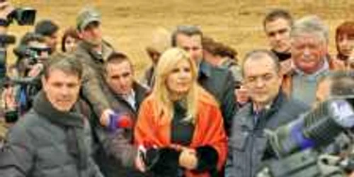 Elena Udrea nu ratează nicio inaugurare de şantier, dar Comisia Europeană a suspendat plăţile pentru infrastructură  