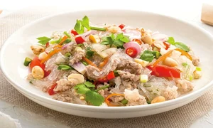 Salată thai cu noodles și porc jpg