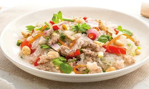 Salată thai cu noodles și porc jpg