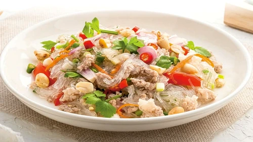 Salată thai cu noodles și porc jpg