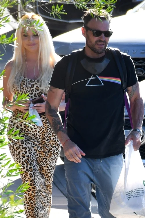 Brian Austin Green s-a afișat pe stradă cu o femeie misterioasă despre care s-ar credea că ar fi noua iubită